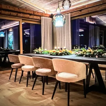 Large 4br Chalet In Central City Near Slopes, Rooftop بيت للعطل